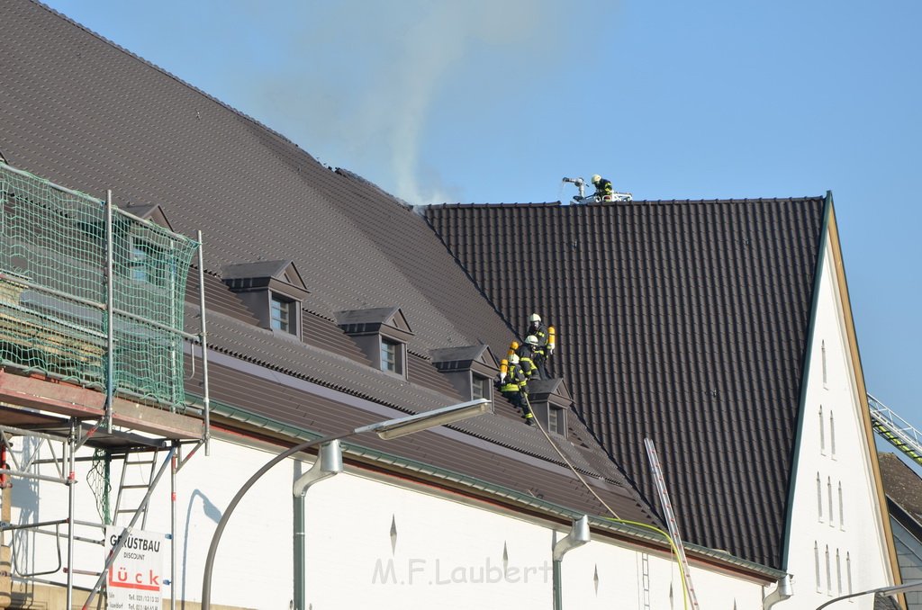 Feuer 3 Dachstuhlbrand Koeln Rath Heumar Gut Maarhausen Eilerstr P014.JPG